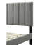 Grand lit dans une boîte avec caractéristique, tête de lit gris, l 62,71 po x H 42,32 po, P 84,91 po, boîte attachée 72 l