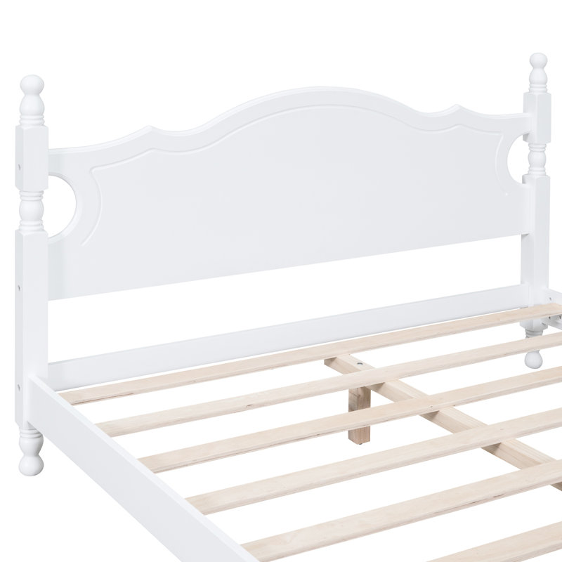Lit grand relaxant, blanc, avec lattes en bois rétro pour plus de confort, structure solide pour une nuit paisible et confortable