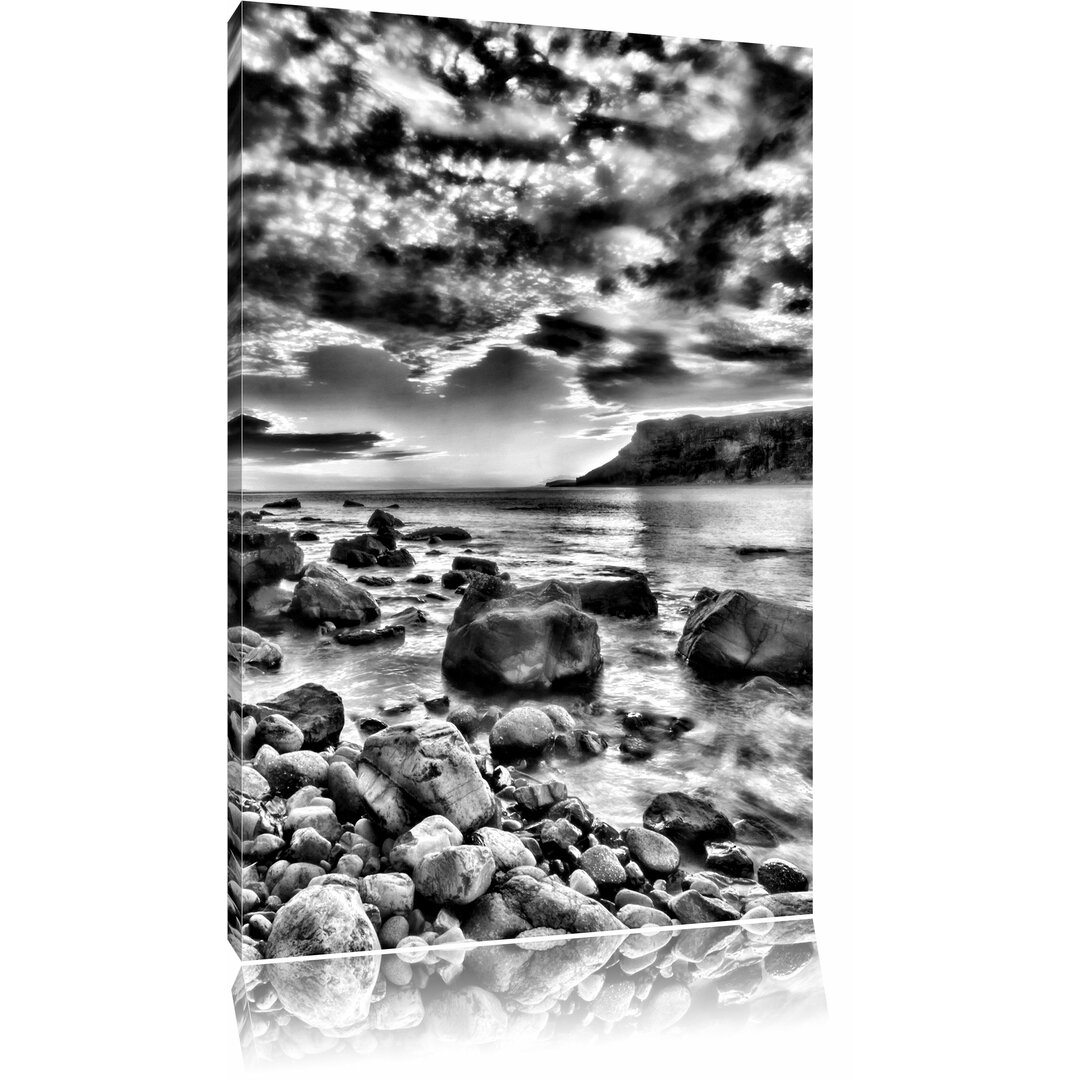 Leinwandbild Felsen am Strand in Monochrom