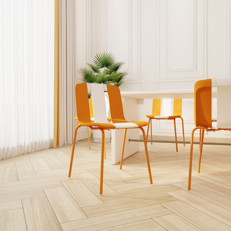 Ensemble de 4 chaises colorées, siège en polypropylène, pieds en métal, confort optimal, design moderne et attrayant, utilisables à l'intérieur et à l'extérieur. Chaises rayées avec blocs en plastique beige, orange et blanc. Ergonomiques.