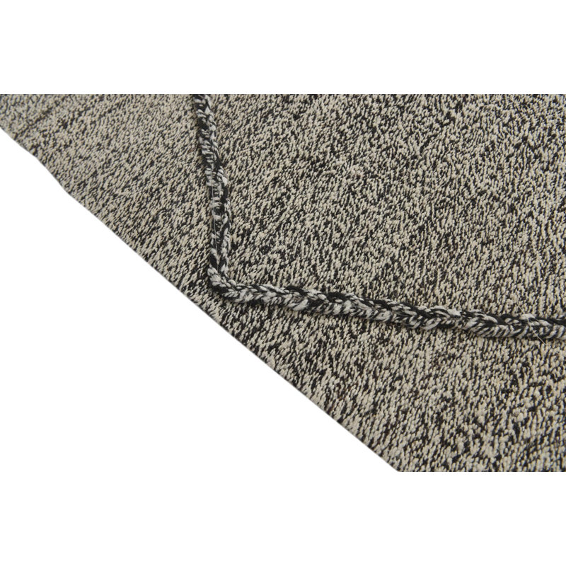 Tapis noir Kalmanovitz