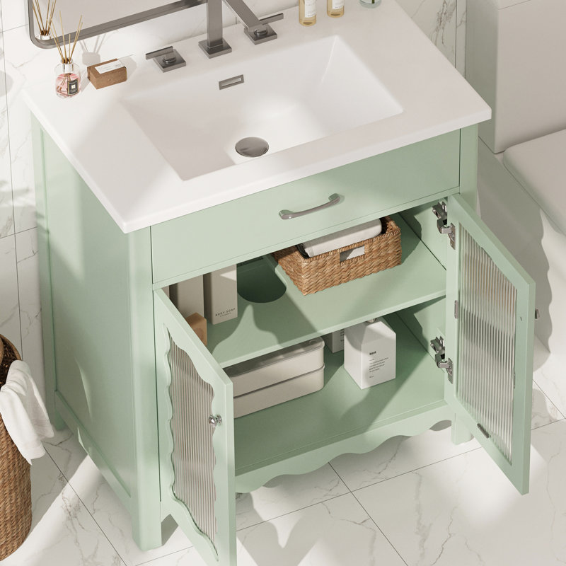 Meuble-lavabo de 79 cm avec portes en verre à rayures verticales, étagères réglables, charnières à fermeture amortie et pieds en bois d'hévéa pour une ambiance chaleureuse et sécuritaire.