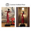 Objet décoratif en métal en forme de femme rouge avec marbre