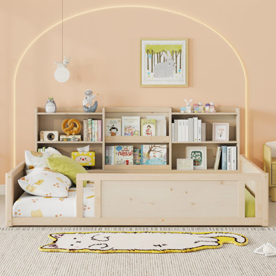 Lit plateforme pleine grandeur en bois avec barrière de sécurité et tablettes de rangement latérales