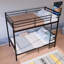 Lits peu encombrants, lit superposé simple au-dessus d'un lit simple en métal, salle familiale moderne