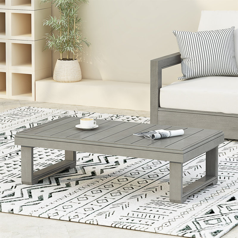 Table basse d'extérieur en bois d'acacia rustique avec plateau à lattes et pieds de traîneau pour un style durable et naturel