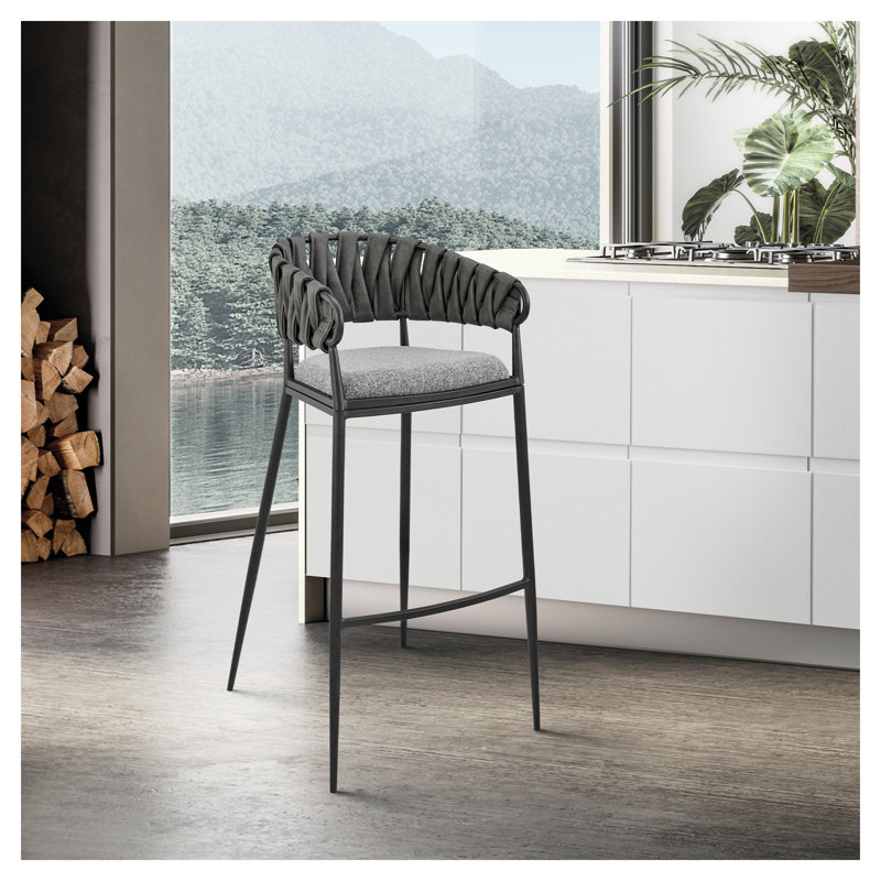 Tabouret de bar 30 po Zaren avec structure en métal noir, siège en tissu gris et dossier en similicuir