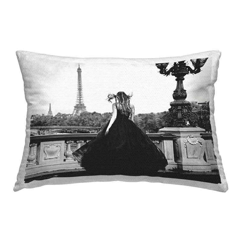 Coussin d'extérieur Girl in Gown Cityscape
