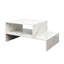 Table basse blanche avec magnifique forme architecturale et espace de rangement à couper le souffle