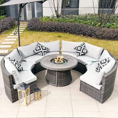 Ensemble repas pour 8 personnes avec coussins
