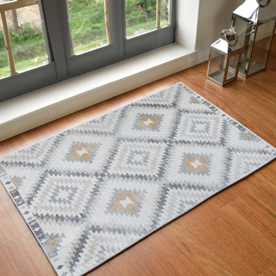 Beyanka Geometric Machine Tufted Area Rug