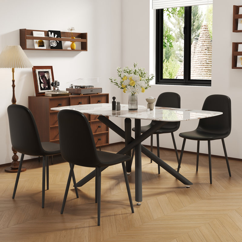 Ensemble de table et de chaises. Ensemble de table de salle à manger en verre trempé à motif de marbre blanc - 63 po x 35,4 po avec 4 chaises latérales rembourrées en polyuréthane noir de style Mid-Century. Pied de table en métal noir fourchette simple.