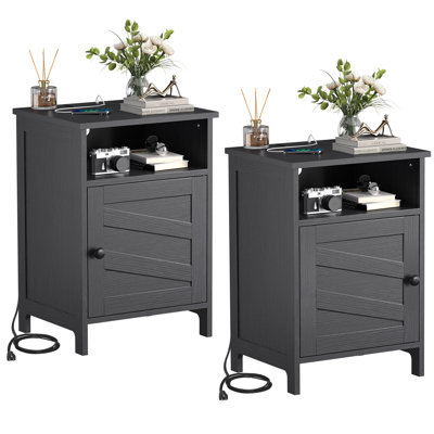 Table de chevet de ferme avec station de charge, table de chevet avec tablette ouverte, table de chevet avec armoire fermée, table de bout en bois avec ports USB et prises pour la chambre à coucher, le salon