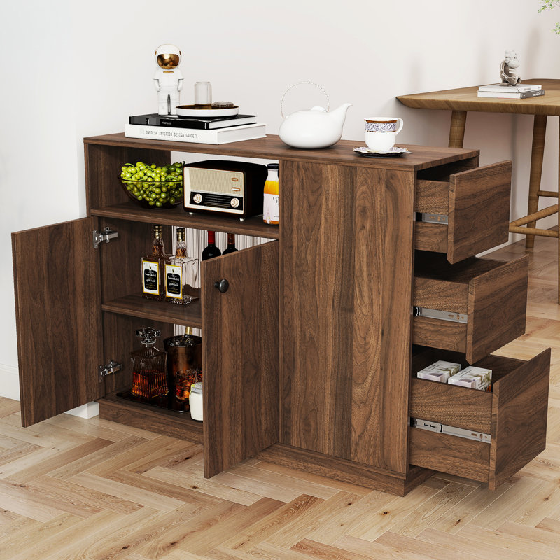 Armoire de cuisine avec 2 portes coulissantes en verre, 3 tiroirs latéraux et une petite tablette de présentation, style minimaliste, peu encombrante, fabrication de panneaux de particules de 15 mm, portes de comptoir en noyer de couleur principale, idéales pour