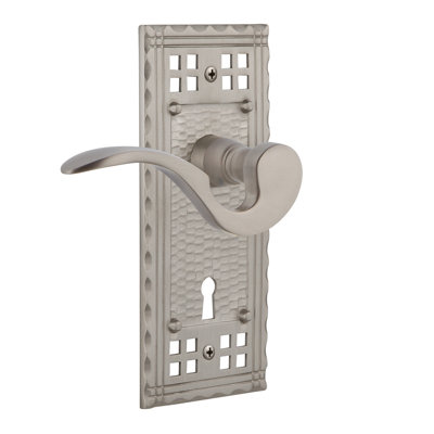 Fausse plaque simple artisanale avec trou de serrure décoratif et levier de manoir