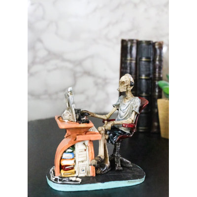 Drôle de squelette d'ordinateur avec figurine d'ordinateur de jeu et de bureau