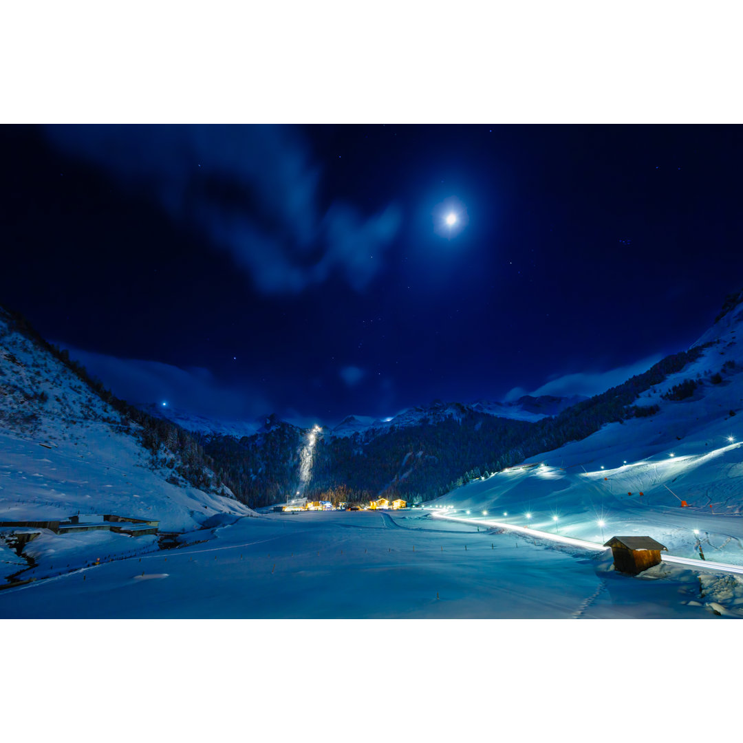 Wintersportort Hintertux bei Nacht, Tirol, Österreich