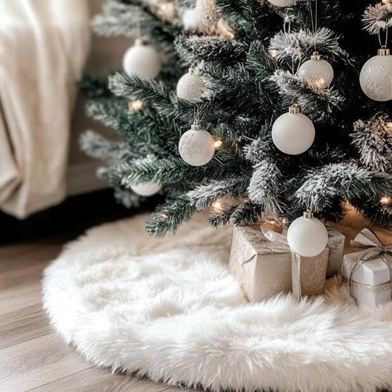 Jupe de sapin de Noël en fausse fourrure blanche – Décoration douce et enneigée pour la base du sapin.