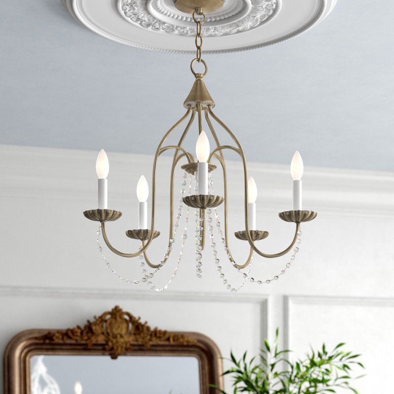 Lustre traditionnel à 5 lumières de style bougie avec détails en cristal Hauppauge, Laiton antique