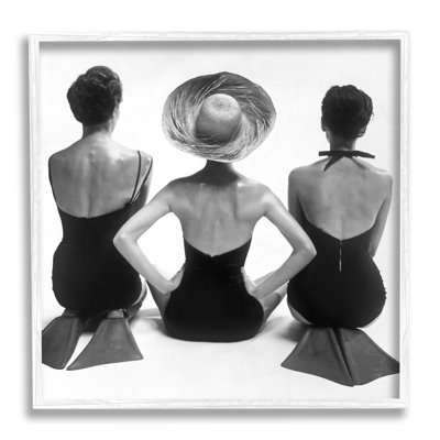 «Women Sitting Beach», monochromes, maillots de bain rétro, palmes surdimensionnées, encadrée par estampe numérique, art texturé par Graffitee Studios