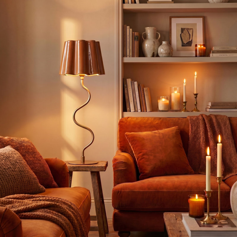 Lampe de table en métal émaillé avec base incurvée et abat-jour festonné