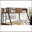 Lit superposé simple au-dessus d'un lit double en métal avec structure en bois de style industriel avec panneaux en bois et garniture cloutée