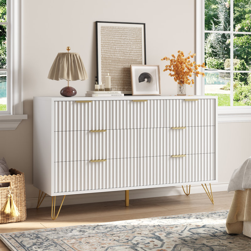 Commode 7 tiroirs pour chambre à coucher l 47 po Mordern, commode blanche cannelée pour le salon, Blanc