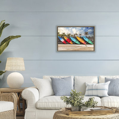 Cadre flottant coloré avec kayaks et palmiers, design par Richard Silver