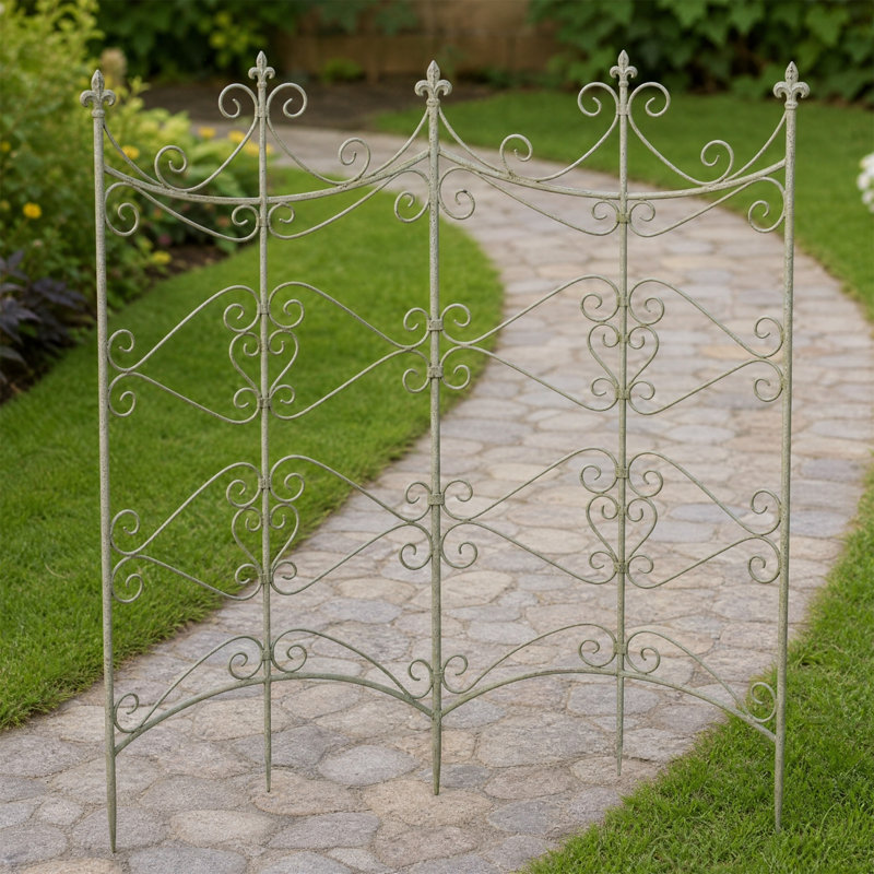 Ensemble de clôture en treillis de jardin en fer 67 po, panneau décoratif en fer forgé vert rétro, dessus en fleur de lys, piquets de sol de 9,8 po, ensemble de 2 panneaux