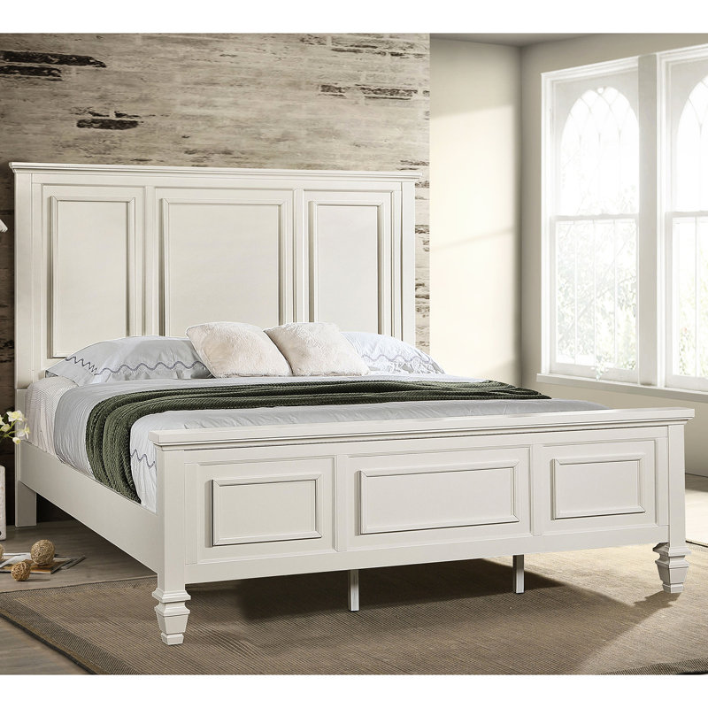 Lit très grand Eastern en blanc crème, conçu pour une chambre à coucher avec panneau blanc à long terme avec des sculptures complexes, élégance