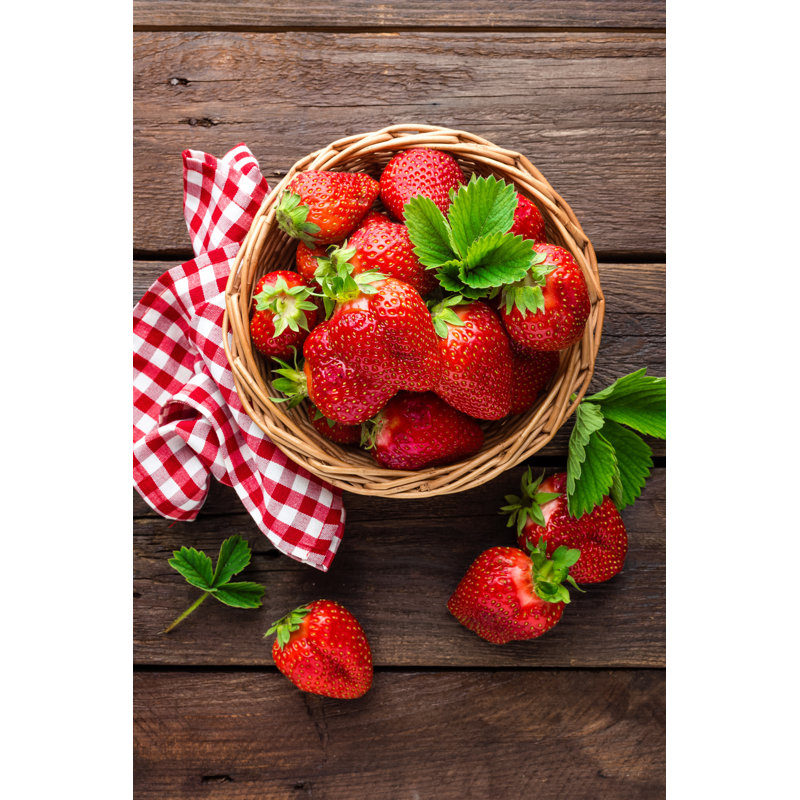 Panier de fraises - Photographie sur toile tendue, H 12 po x l 8 po