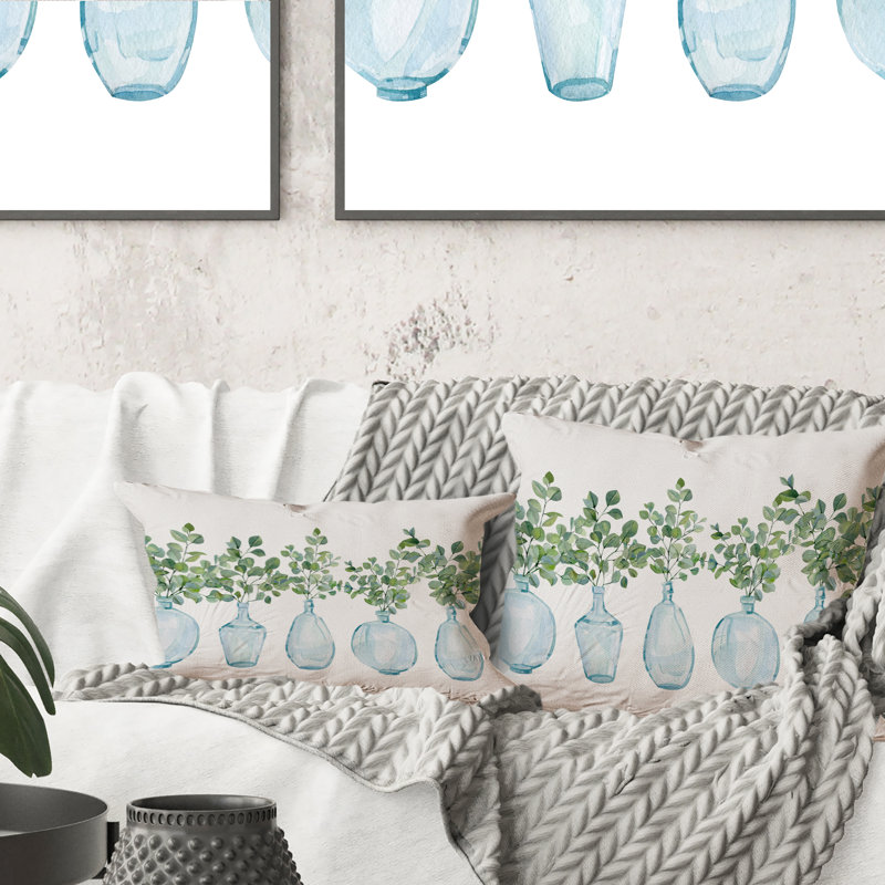 Plantes d'intérieur dans un vase en verre, branches d'eucalyptus II - coussin décoratif traditionnel imprimé 1