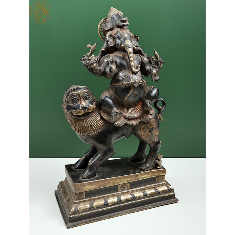 Heranas Ganesha assis sur un lion