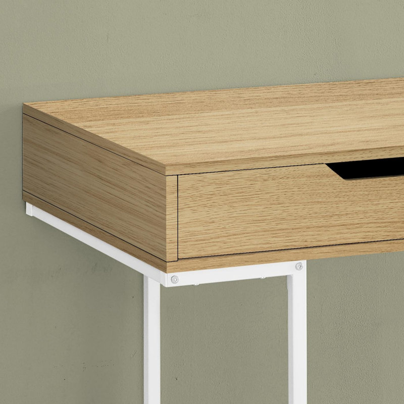 Bureau d'ordinateur moderne et minimaliste
