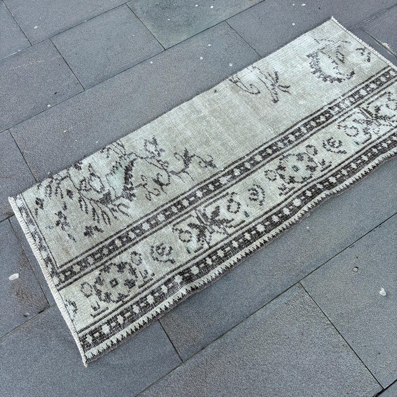 Vintage Turkish Oushak Rug in Beige - Soft and Washable Antique Decor for Entry Spaces