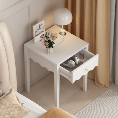 Tables de chevet blanches avec tiroir, tables de nuit modernes avec détail festonné, tables d'appoint compactes pour chambre, salon et petits espaces (un seul exemplaire)