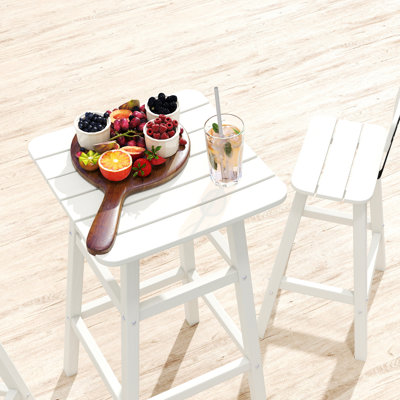 Table de bar d'extérieur carrée de 107 cm (42 po), aspect bois, hauteur du bar, pieds robustes évasés avec traverses supérieures et inférieures, fini blanc mat, idéal pour balcon, terrasse ou jardin.
