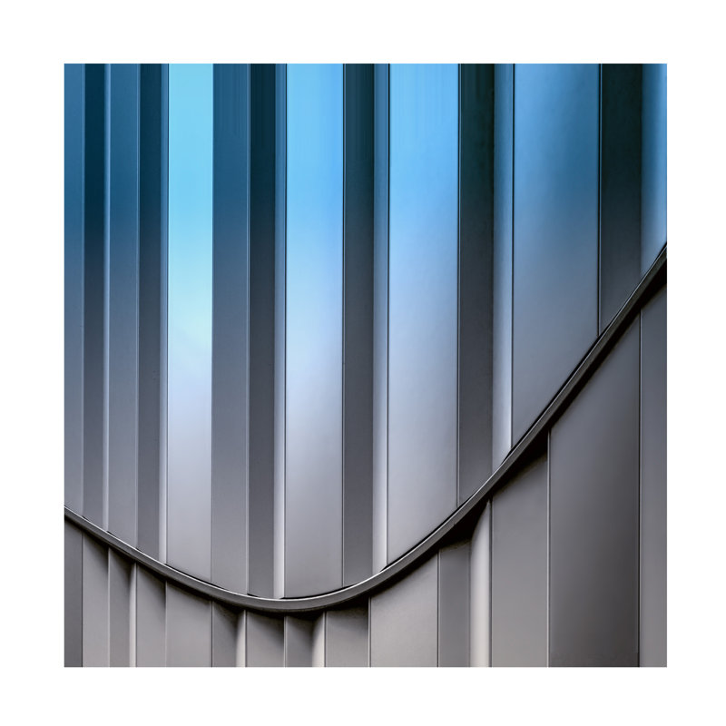 Luc Vangindertael Blue Steel Canvas Art, H 14 po x l 14 po