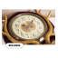 Horloges murales brunes et blanches-112851209