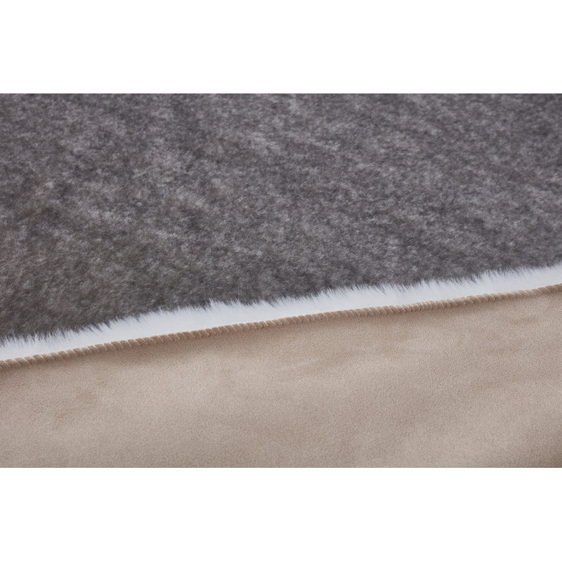 Tapis gris clair à poils longs Avantika