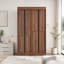 Grande armoire de rangement autoportante avec portes cannelées, tiroirs et tablettes ouvertes