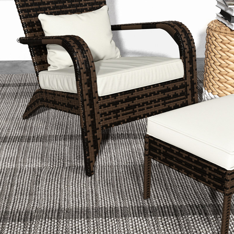 Chaise et blanc crème. Confortable pour la terrasse, le patio et le jardin. Dossier haut avec. Mobilier d'extérieur toutes saisons pour terrasse blanche