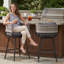 Tabourets de bar pivotants surdimensionnés de 28 po avec coussins, chaises de patio en rotin PE toutes saisons pour la cour-122250908