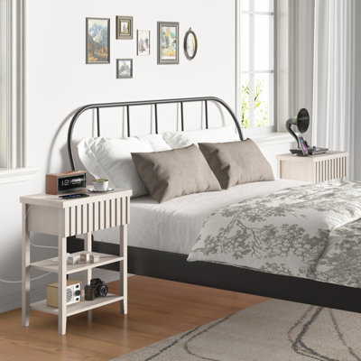Table de chevet cannelée avec station de charge, table de chevet de ferme avec tiroir et 2 tablettes de rangement ouvertes, table d'appoint moderne pour le vestibule de la petite chambre à coucher, beige
