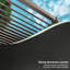Pergola à persiennes en métal avec lumières solaires-104879264