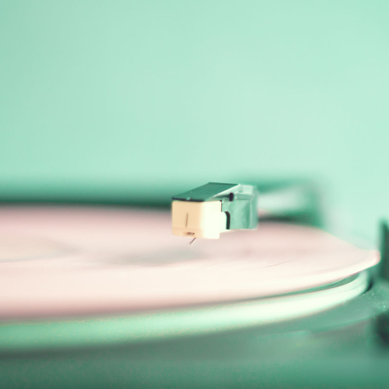 Vintage Turntable with Pink Disc par Andreka - Photographie de toile tendue, H 36 po x l 36 po, Bleu clair