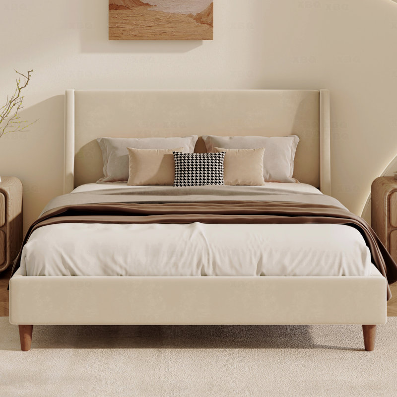 Lit plateforme tapissier moderne en velours beige avec tête de lit à oreilles et pieds en bois de noyer, Beige, Grand lit