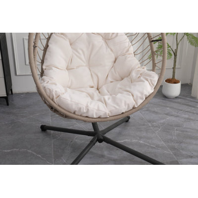 Chaise balancelle beige avec support, capacité de 350 lb