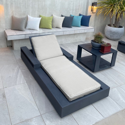 Chaise longue avec bourre rembourrée en polyester.