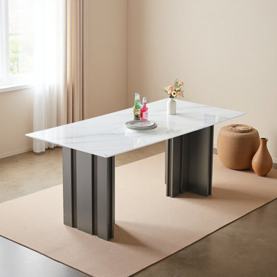 Table de salle à manger rectangulaire de 69,30 pouces de style moderne, verre trempé avec plateau de table en marbre, pieds de table brossés mat, convenant à 4 à 6 personnes